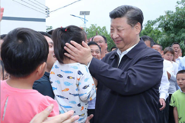 1566803347135274.jpg 习近平到潭头村探望老区群众