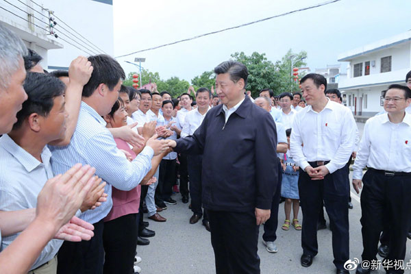 1566803372486517.jpg 习近平到潭头村探望老区群众