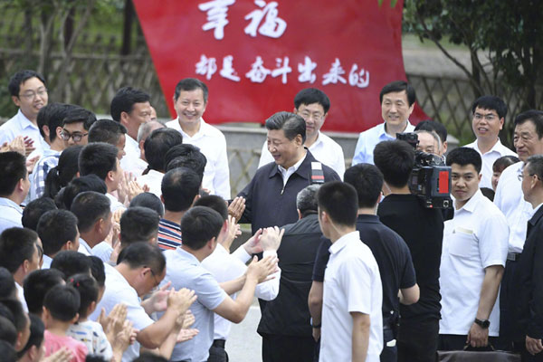 1566803381131883.jpg 习近平到潭头村探望老区群众